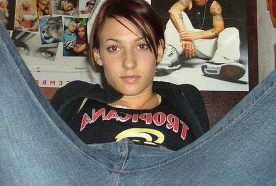 16P Pictures of a horny babe fingering her pussy