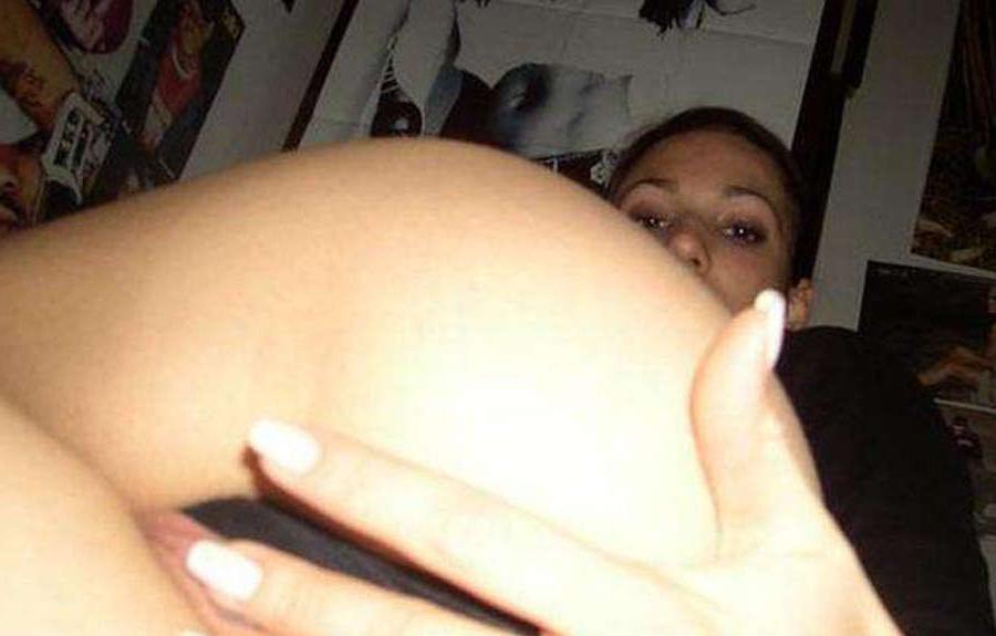 16P Pictures of a horny babe fingering her pussy