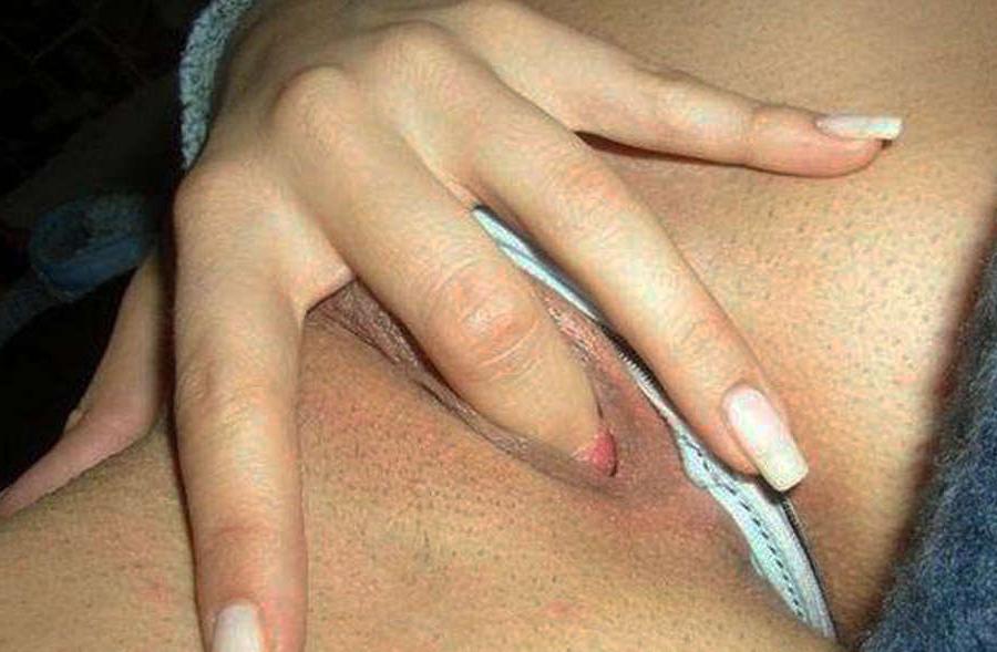 16P Pictures of a horny babe fingering her pussy