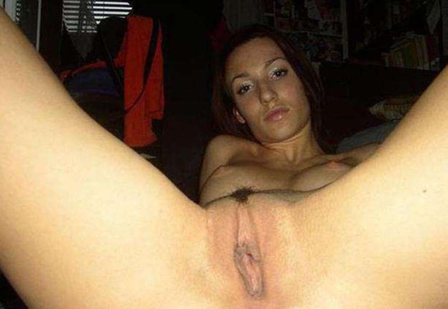 16P Pictures of a horny babe fingering her pussy