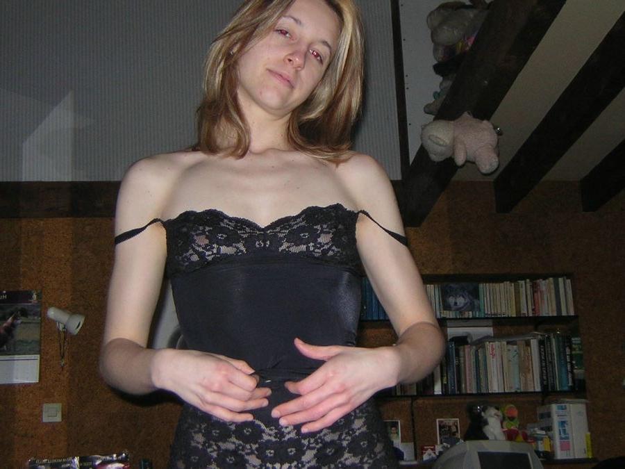 18P Ericka fucking herself in bed with a glass dildo