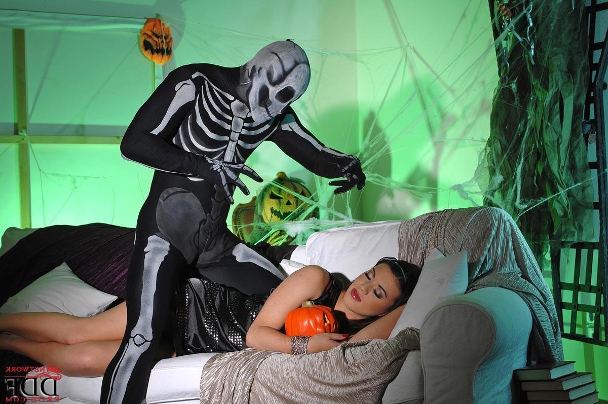 15P Hot babe enjoys sucking off a dude in a Halloween costume