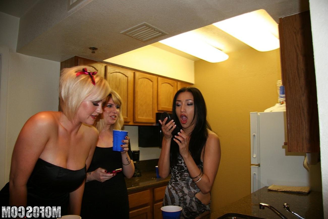 15P Julie Castle chicks loves to get drunk and fucked