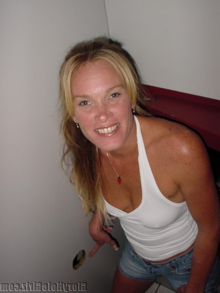 20P Mature slut sucking and fucking hard at gloryhole