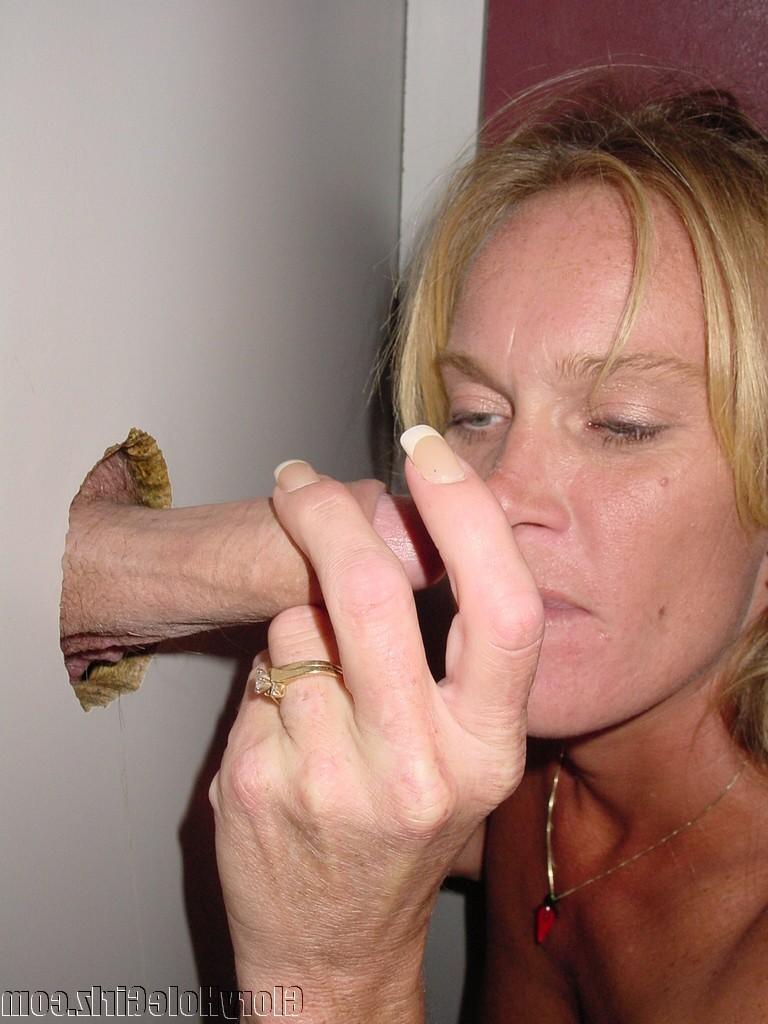 20P Mature slut sucking and fucking hard at gloryhole