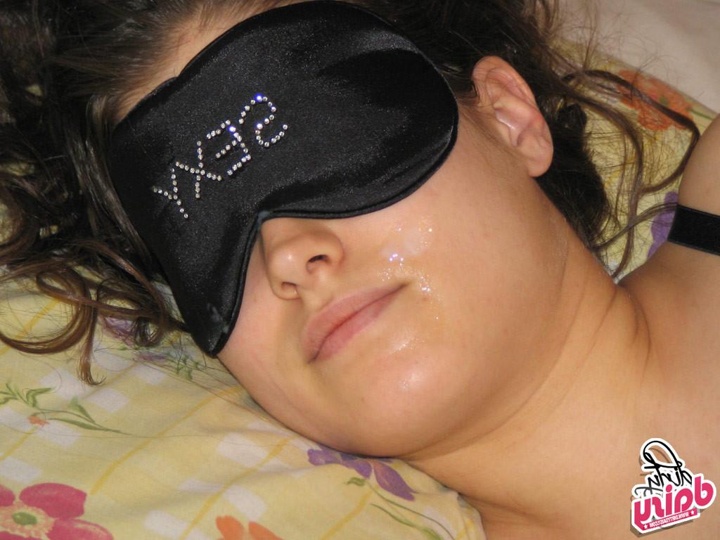 15P This sexy amateur Daisy gets a facial while she sleeps