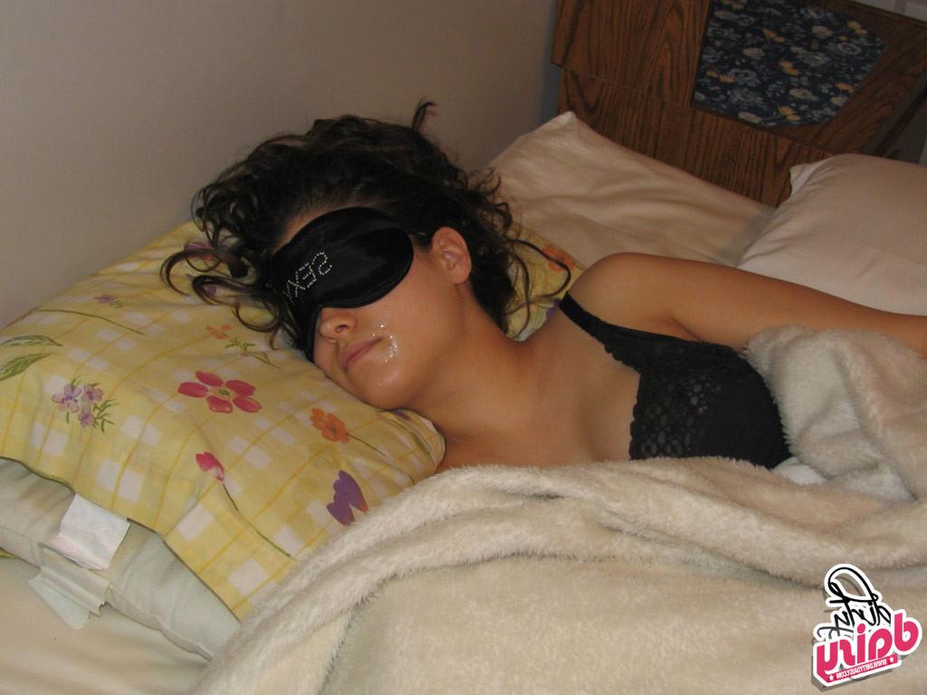 15P This sexy amateur Daisy gets a facial while she sleeps