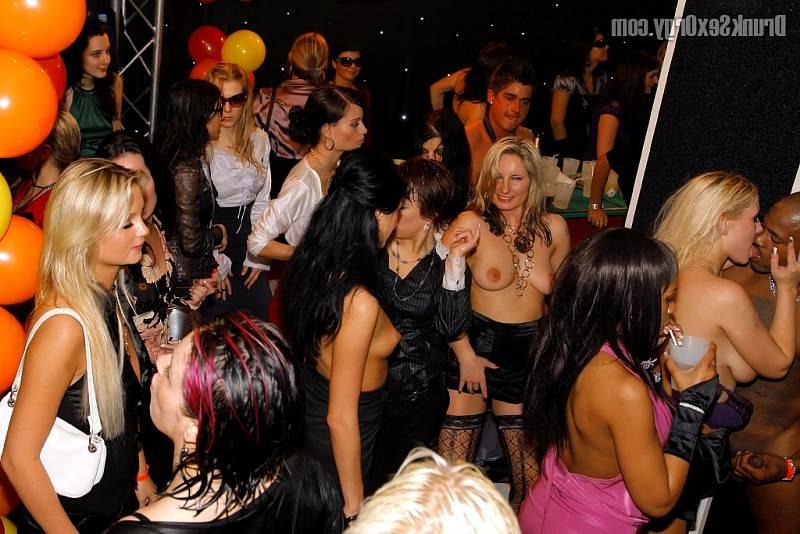 20P Kinky drunk bitches swapping jizz