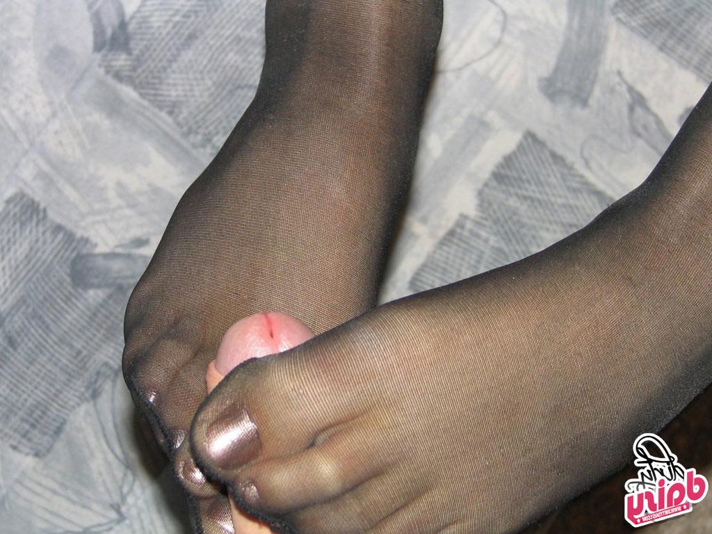 15P Sexy amateur housewife gives a sticky footjob