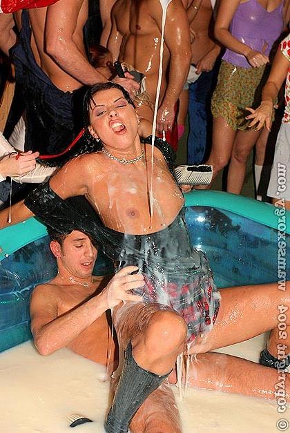 18P Mixed pictures in the drunk party orgy