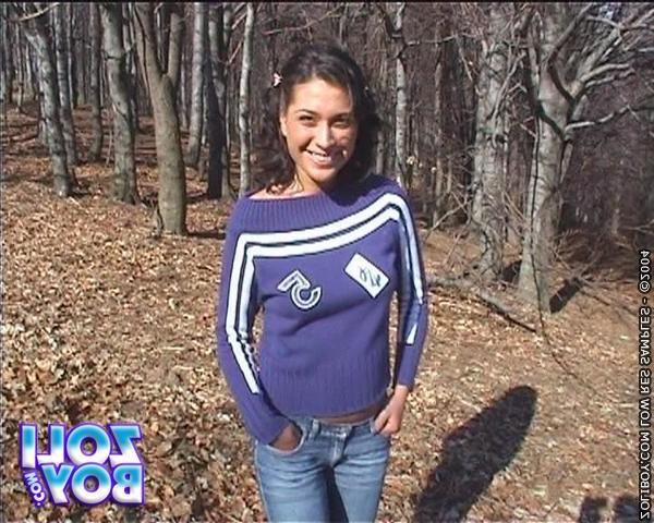 16P Brunette babe doing a nasty blowjob in a forest