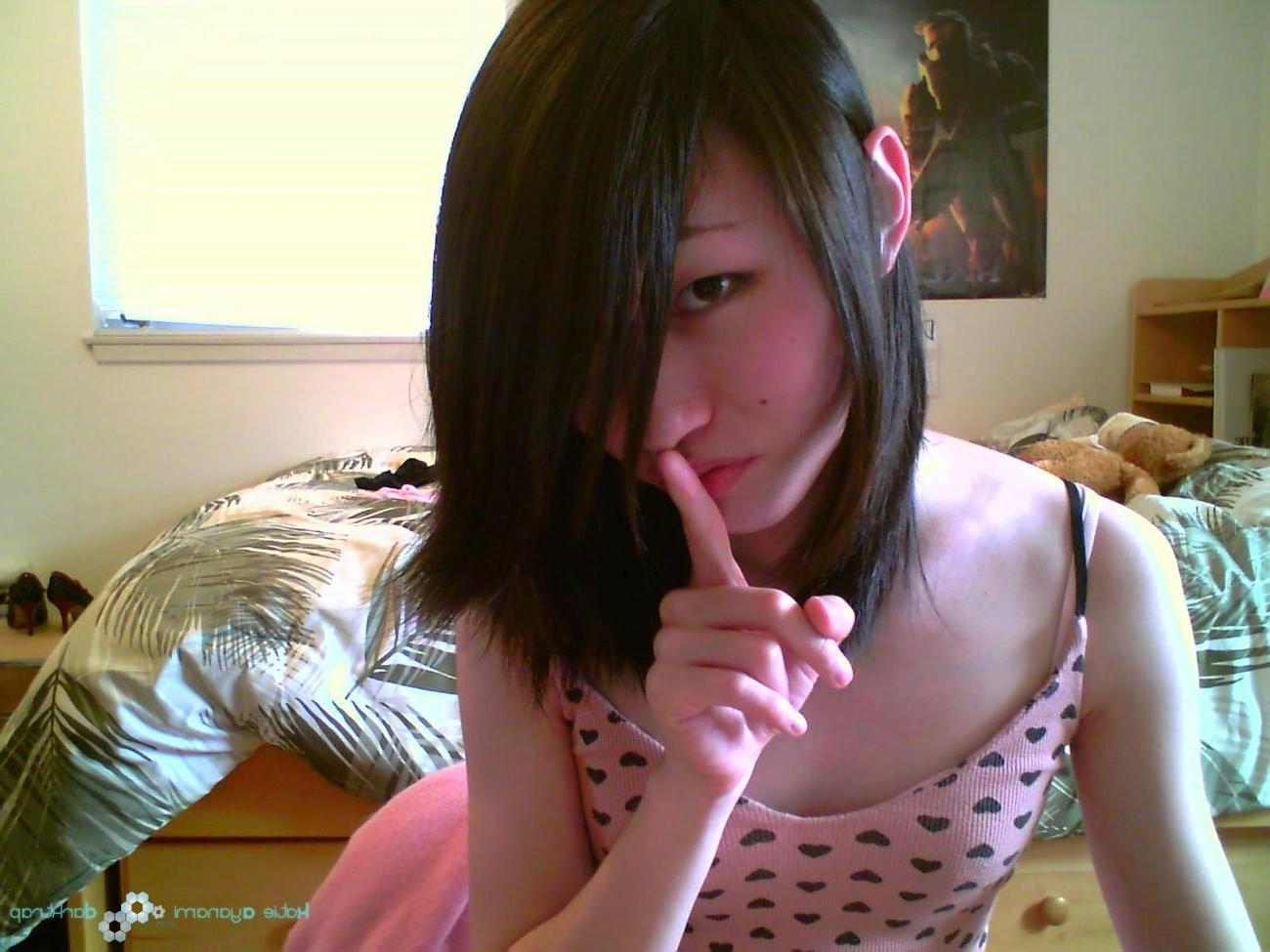 16P Young japanese newhalf ladyoby posing