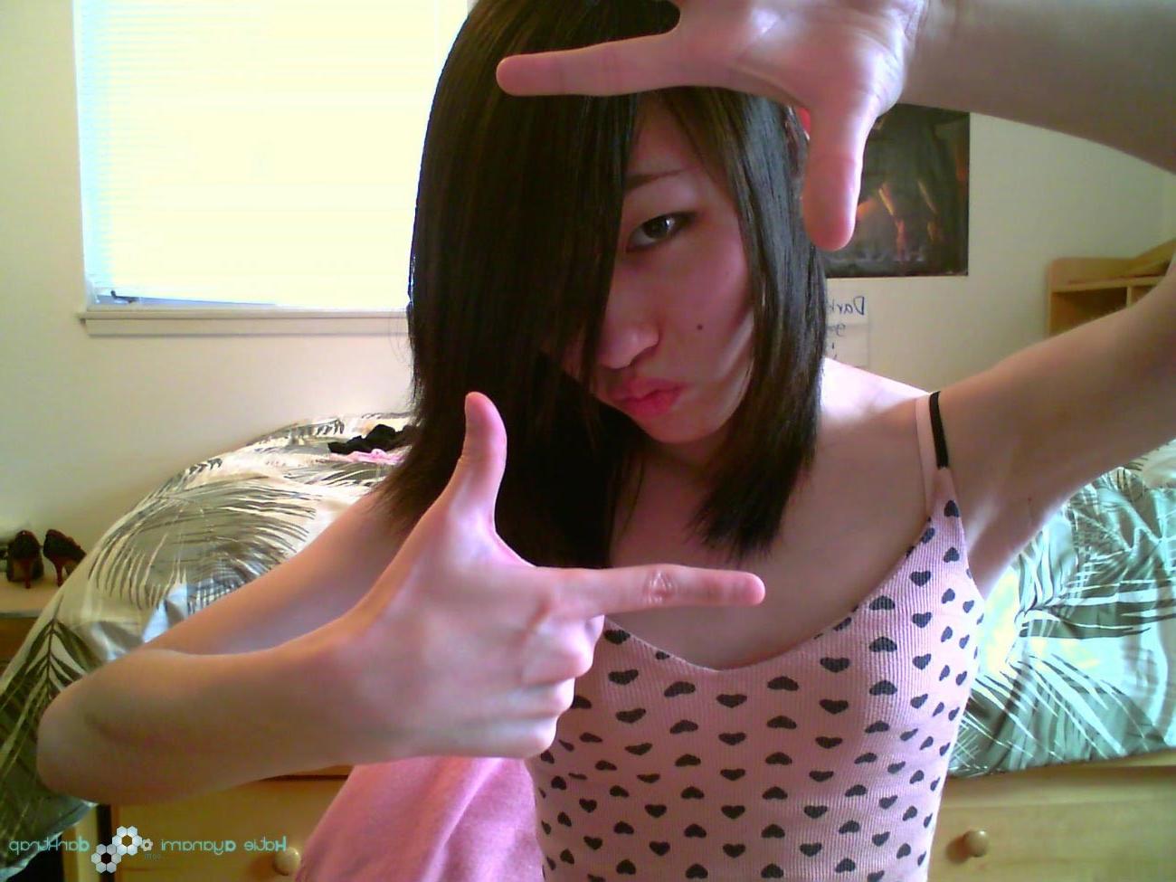 16P Young japanese newhalf ladyoby posing
