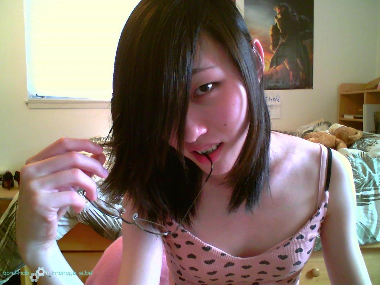 16P Young japanese newhalf ladyoby posing