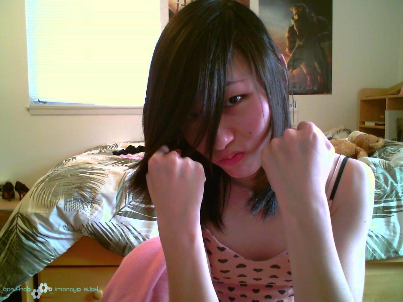16P Young japanese newhalf ladyoby posing