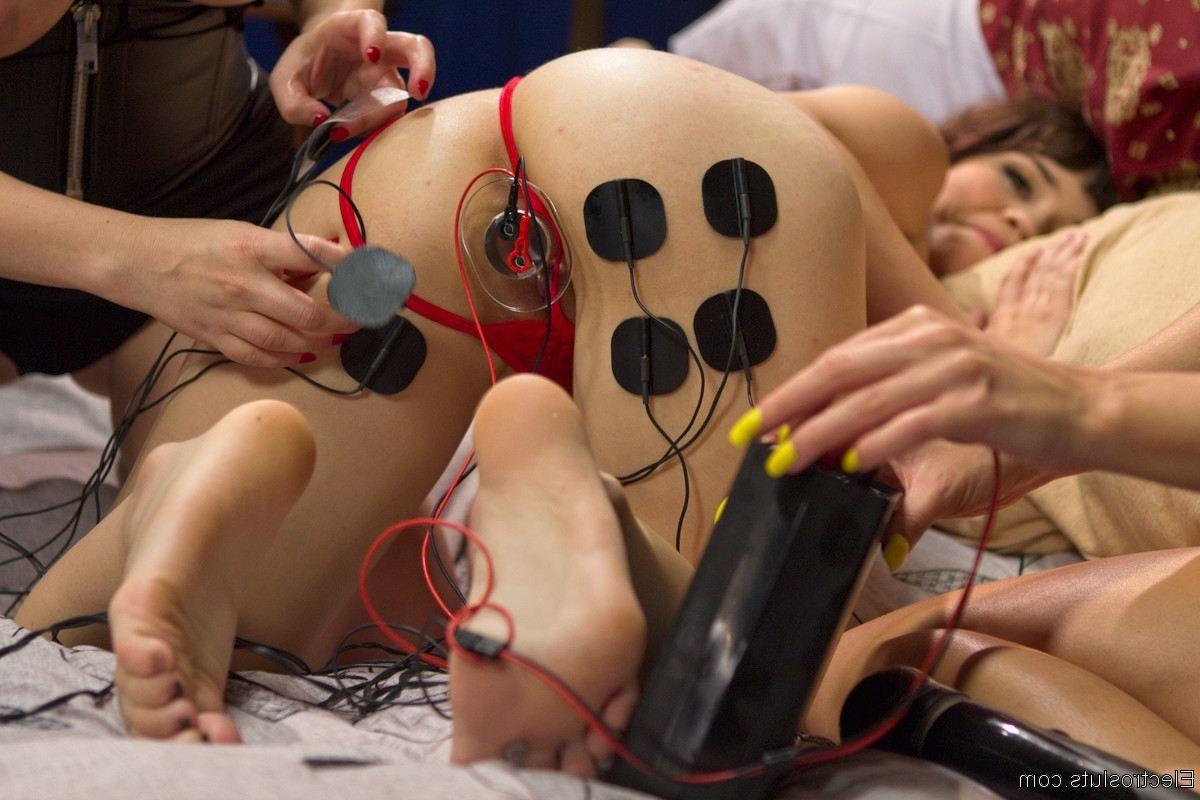 24P An Electrosluts Girlfriend Experience include strapon anal fucking