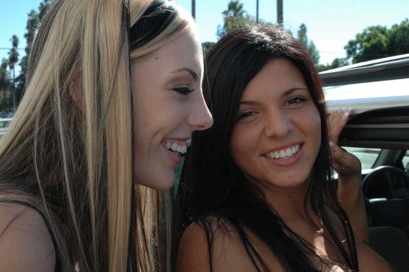 16P Pretty babe moans loudly as hottie licks her pussy