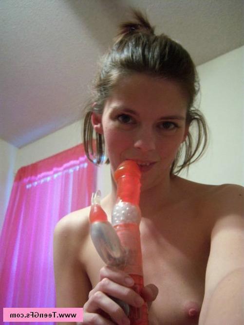 17P Lindo amateur solo adolescente desnudo follando con un consolador naranja
