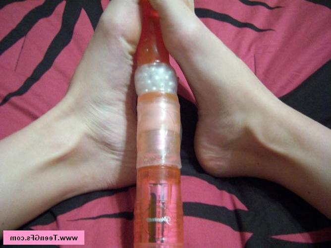 17P Lindo amateur solo adolescente desnudo follando con un consolador naranja
