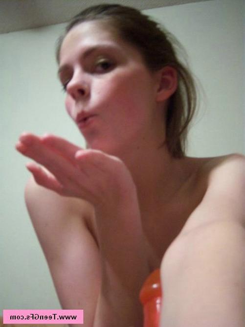 17P Lindo amateur solo adolescente desnudo follando con un consolador naranja