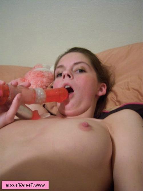 17P Lindo amateur solo adolescente desnudo follando con un consolador naranja