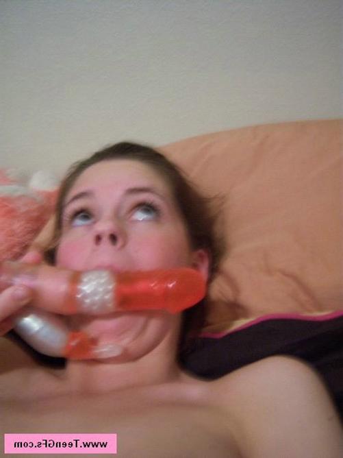 17P Lindo amateur solo adolescente desnudo follando con un consolador naranja