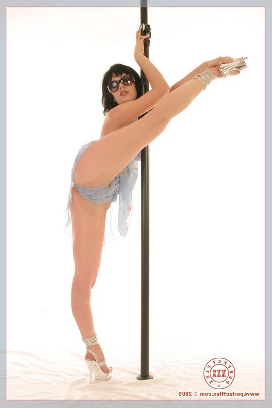 16P Flexible brunette pole dances dildo her tight pink pussy