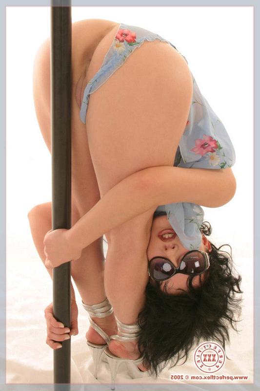 16P Flexible brunette pole dances dildo her tight pink pussy