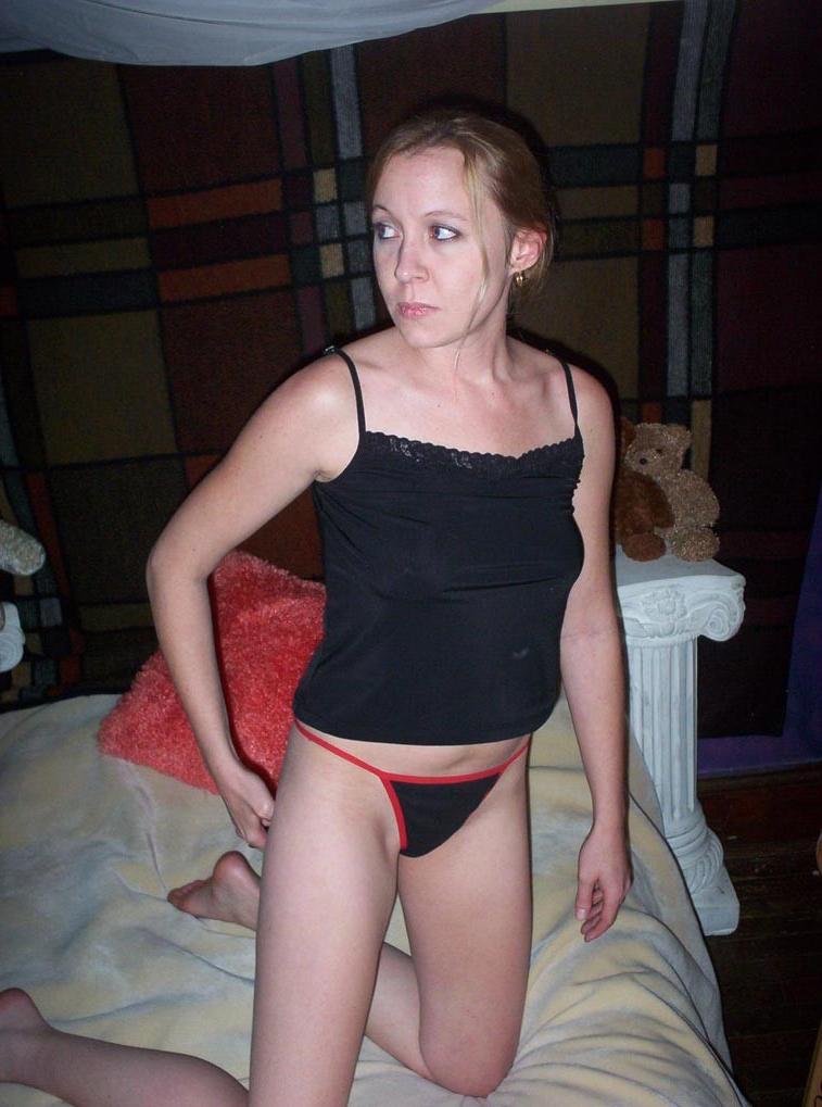 20P Amateur girlfriend playing with a dildo at home