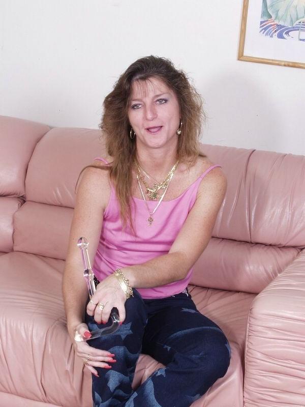 16P Mature babe does dildo insertions in her pussy