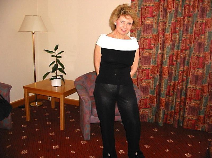 16P Playful senior lady fucks a ribbed dildo