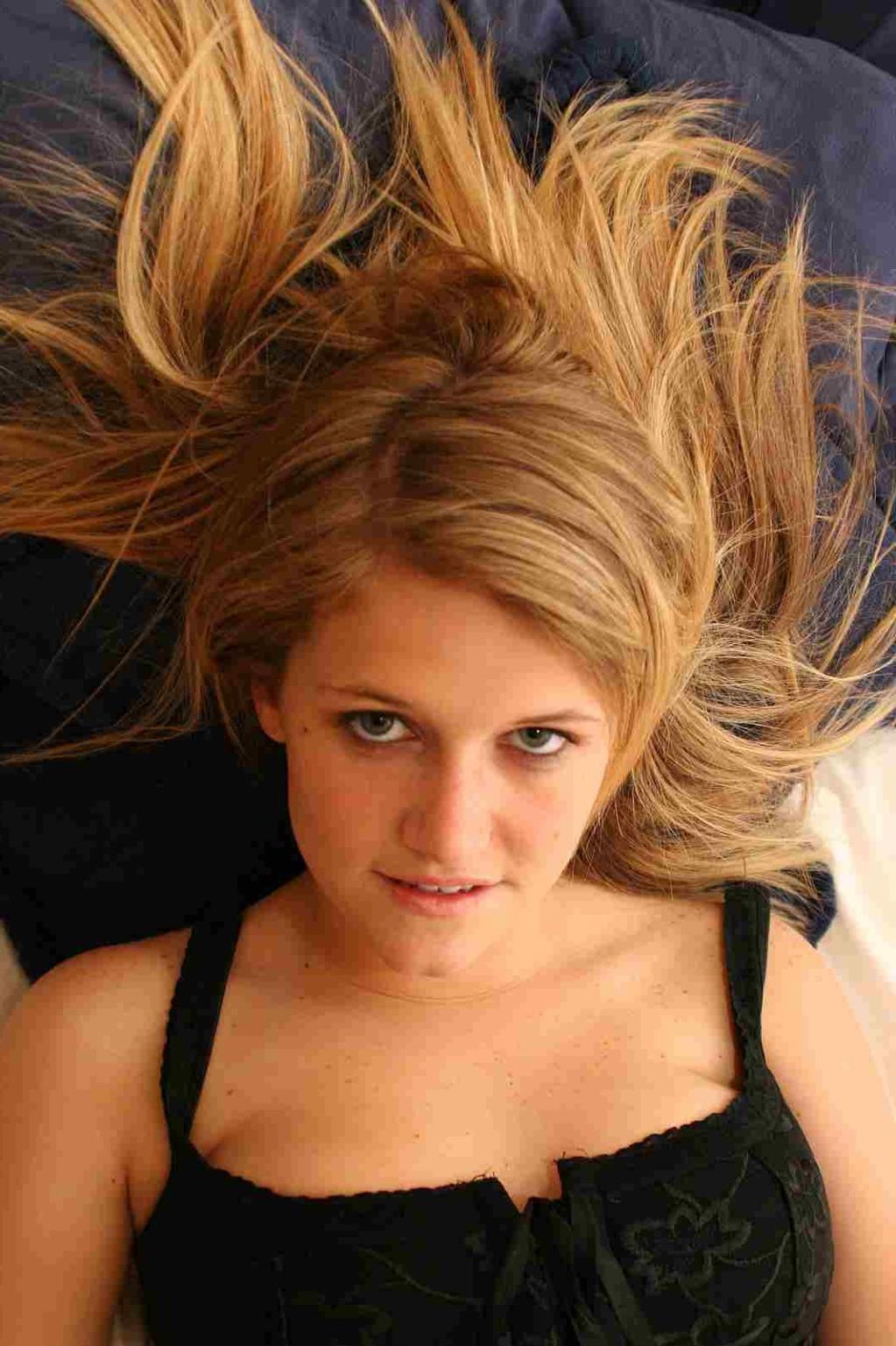 16P sexy Samantha playing her pussy with toy