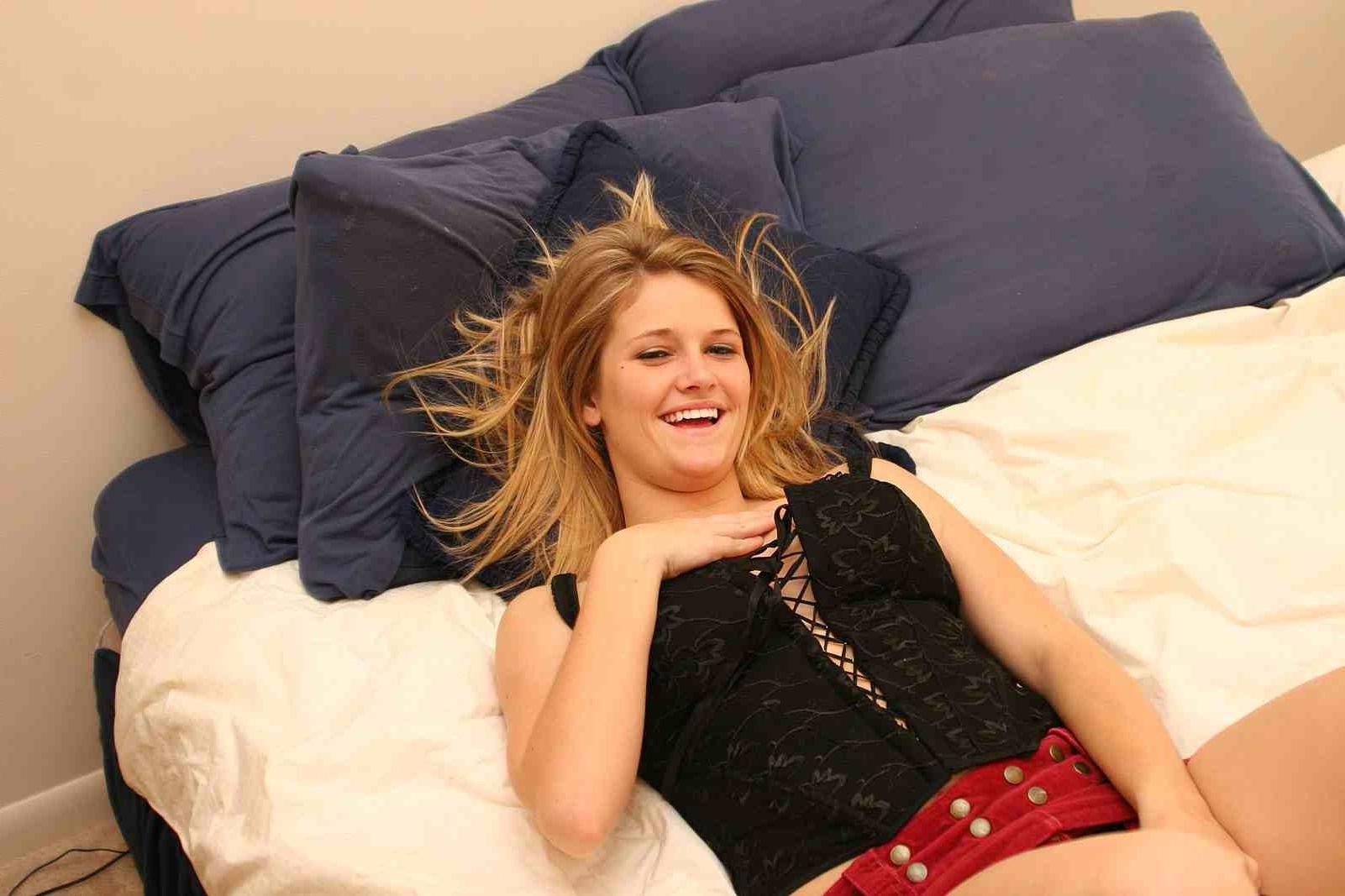 16P sexy Samantha playing her pussy with toy