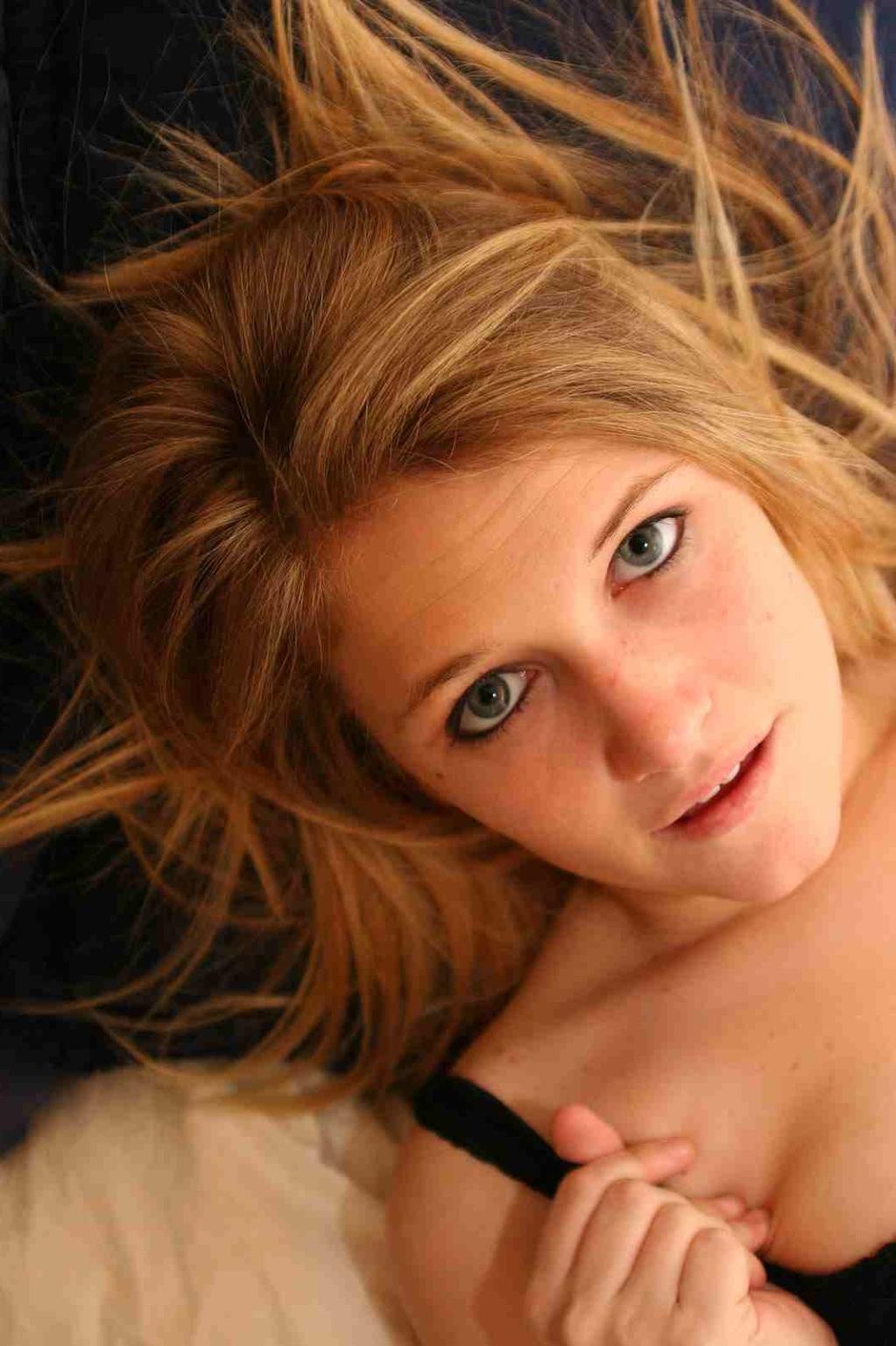 16P sexy Samantha playing her pussy with toy