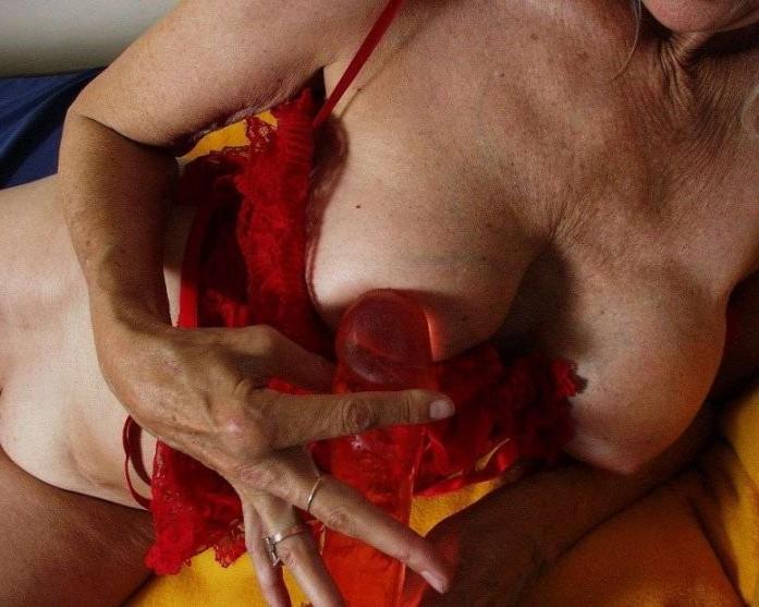 16P Dirty blonde grandma shows her old tits and plays with her dildo