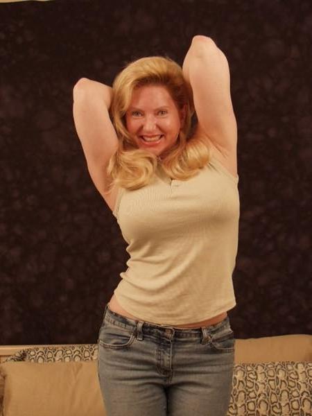 20P Big tit milf playing with dildo