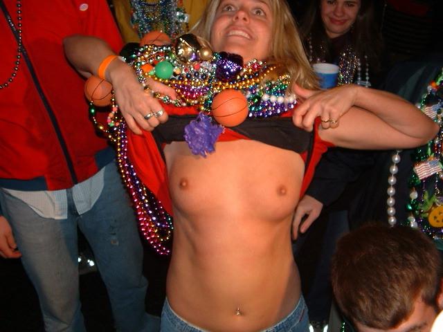 15P Flashing drunk girls at mardis gras