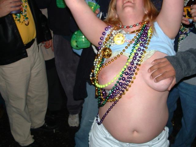 15P Flashing drunk girls at mardis gras