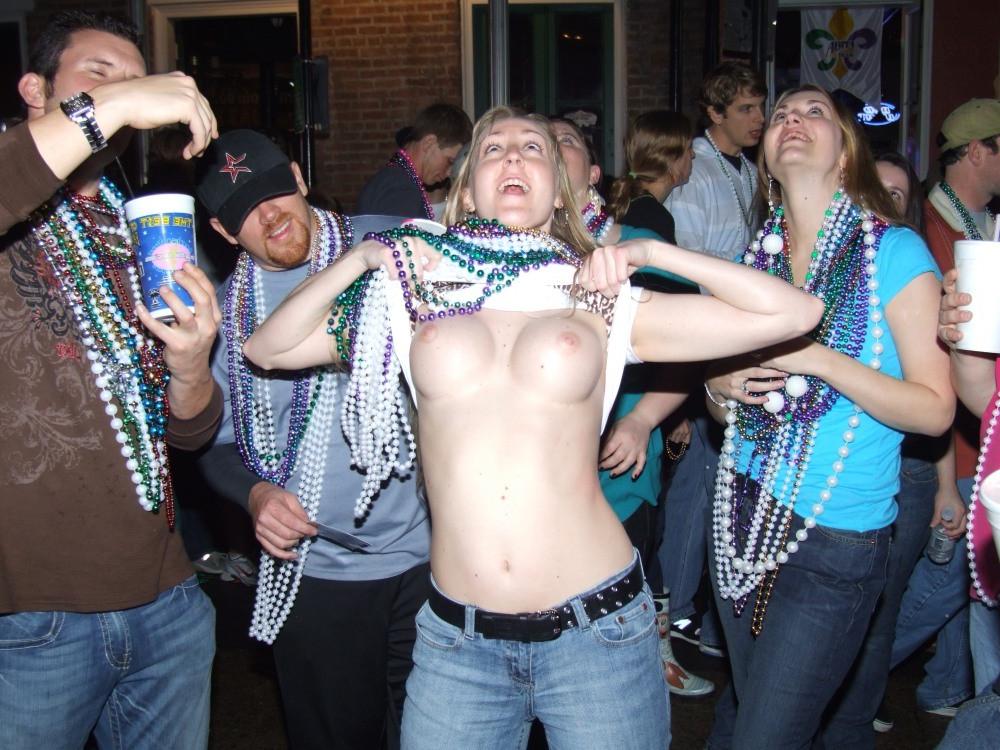 14P Drunk mardis gras tit flashing