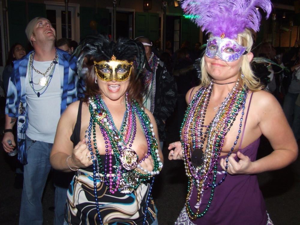 14P Drunk mardis gras tit flashing