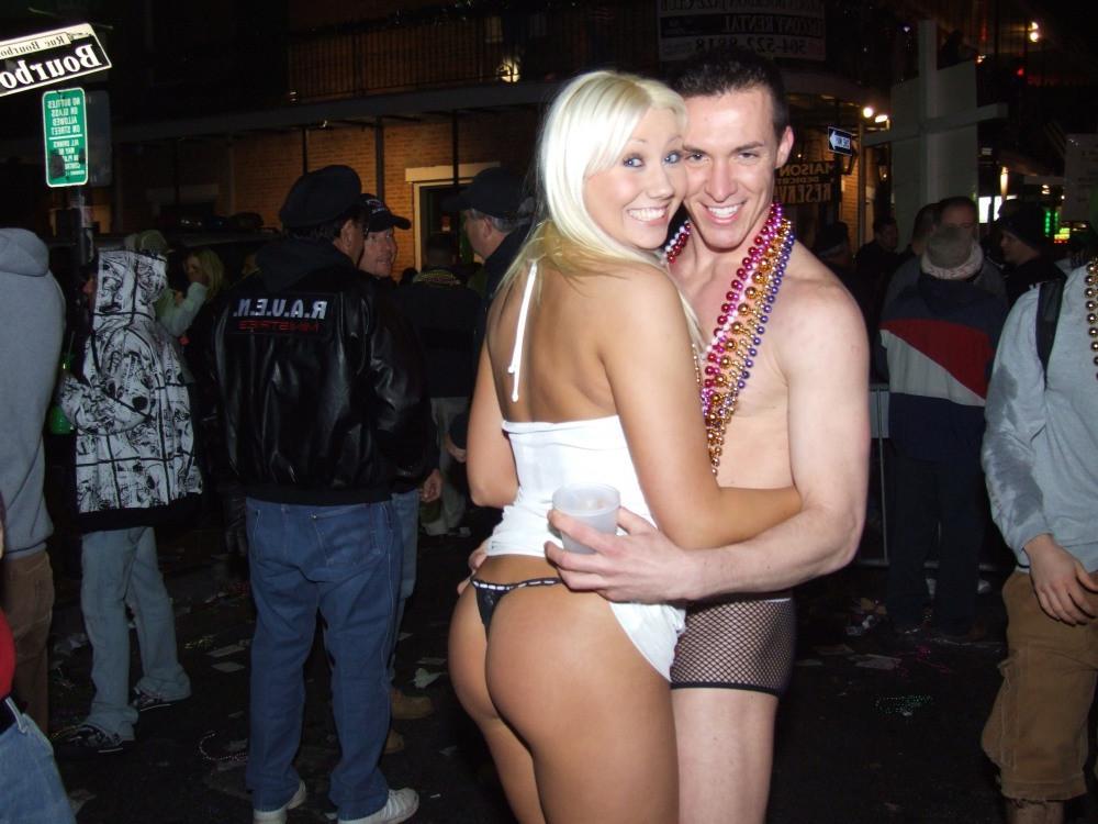 14P Drunk mardis gras tit flashing