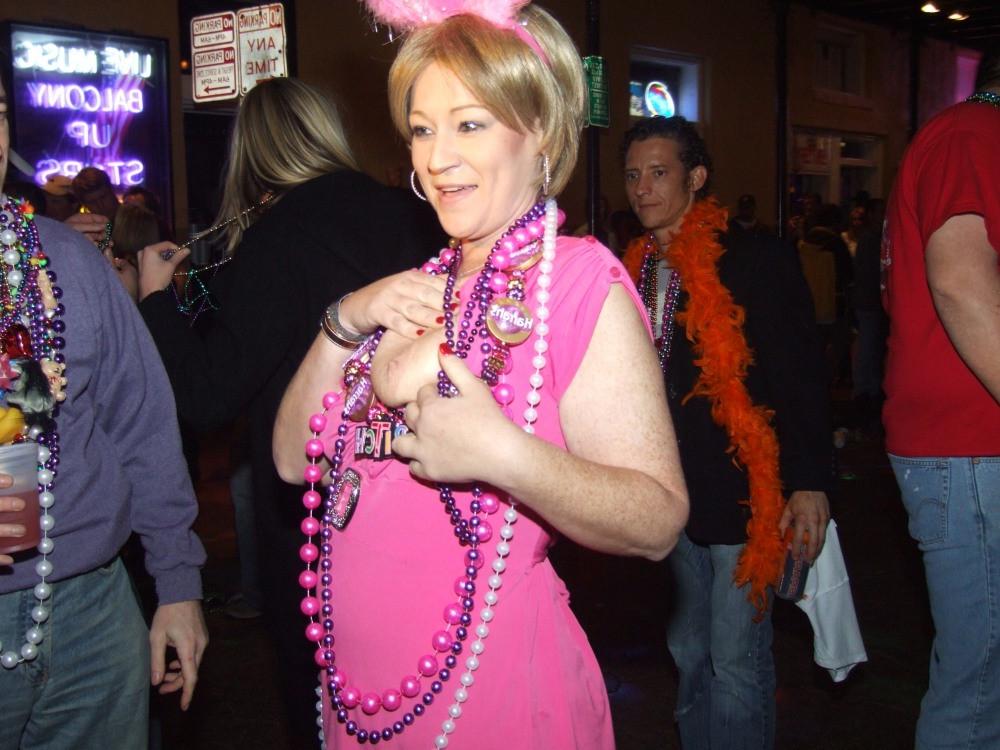 14P Drunk mardis gras tit flashing
