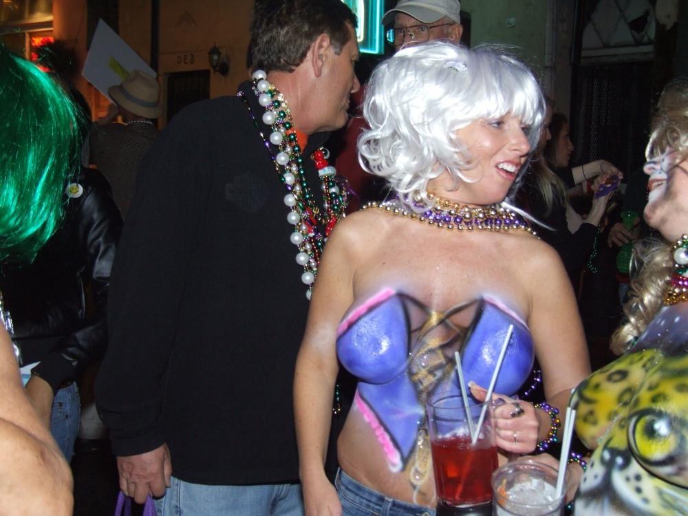 14P Drunk mardis gras tit flashing