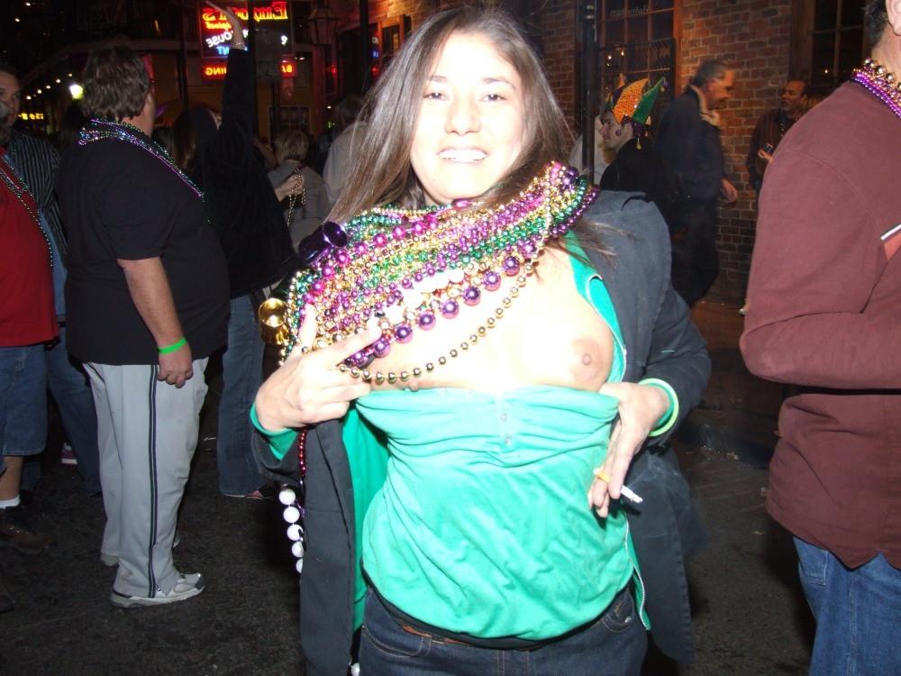 15P Drunk mardis gras tit flashing