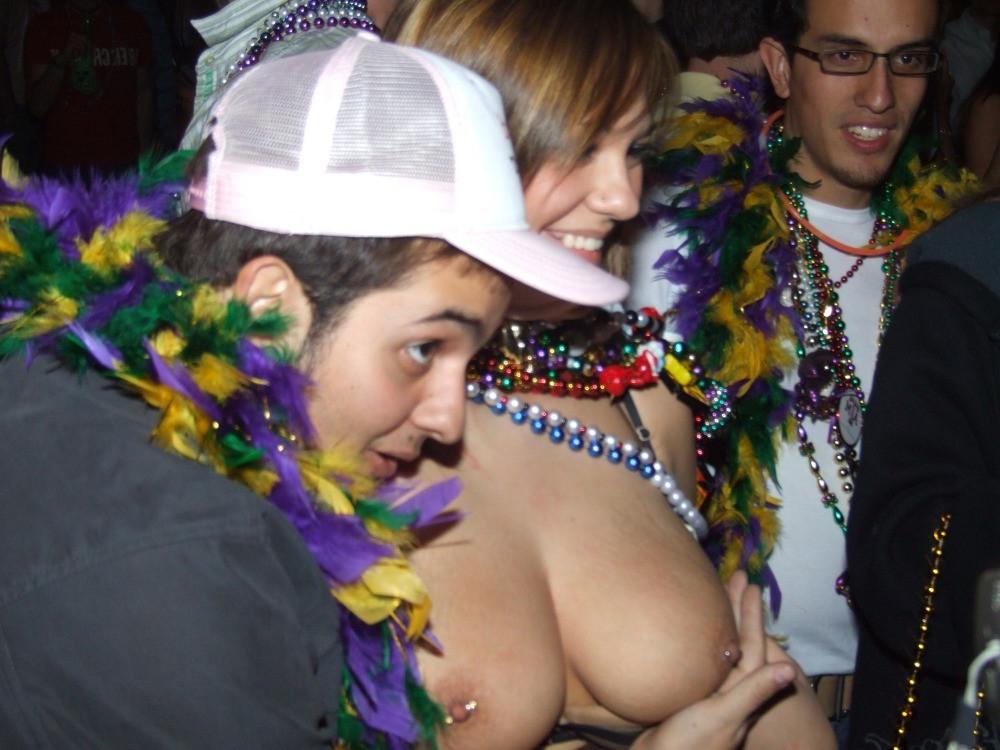 15P Drunk mardis gras tit flashing