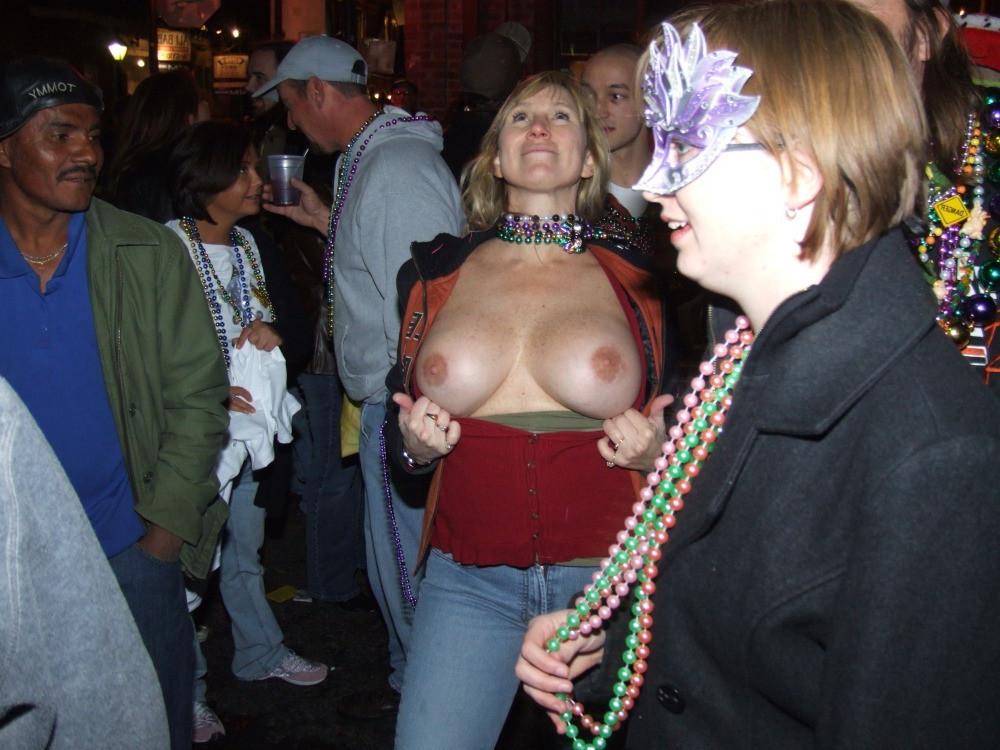 15P Drunk mardis gras tit flashing