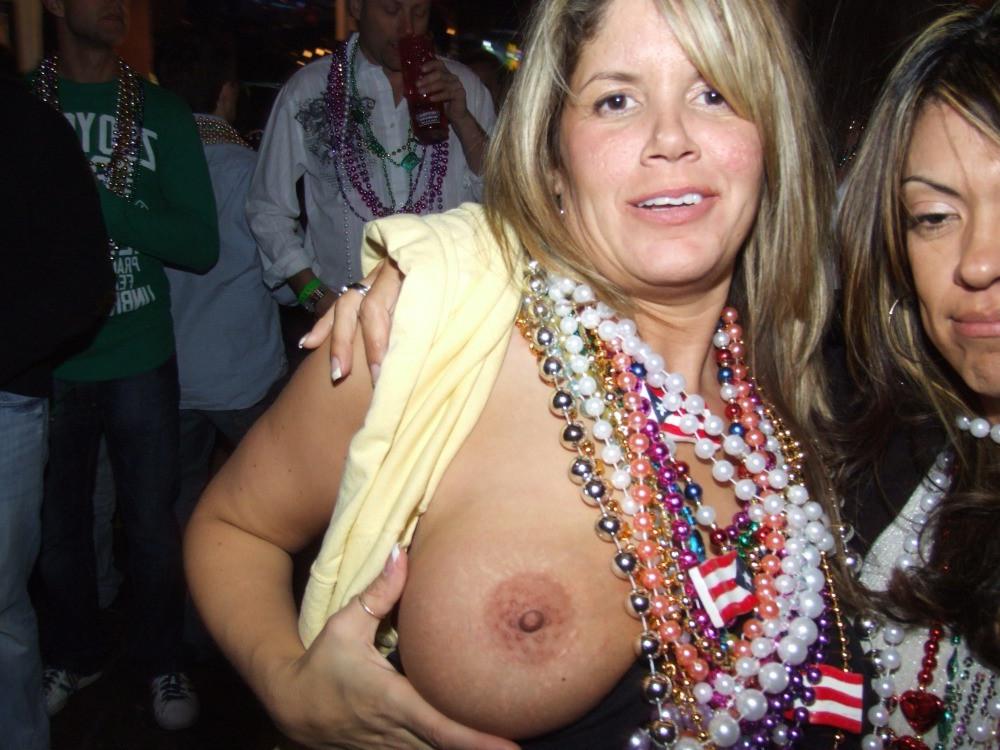 15P Drunk mardis gras tit flashing