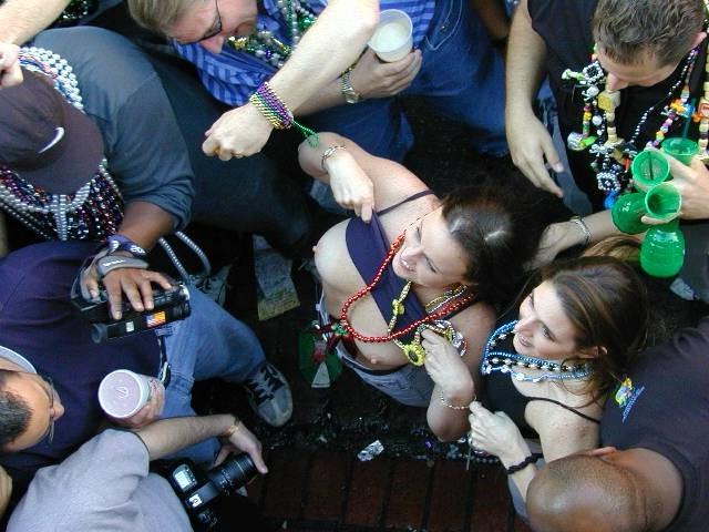 15P Drunk mardigras chicks going wild and showing their tits to the crowd