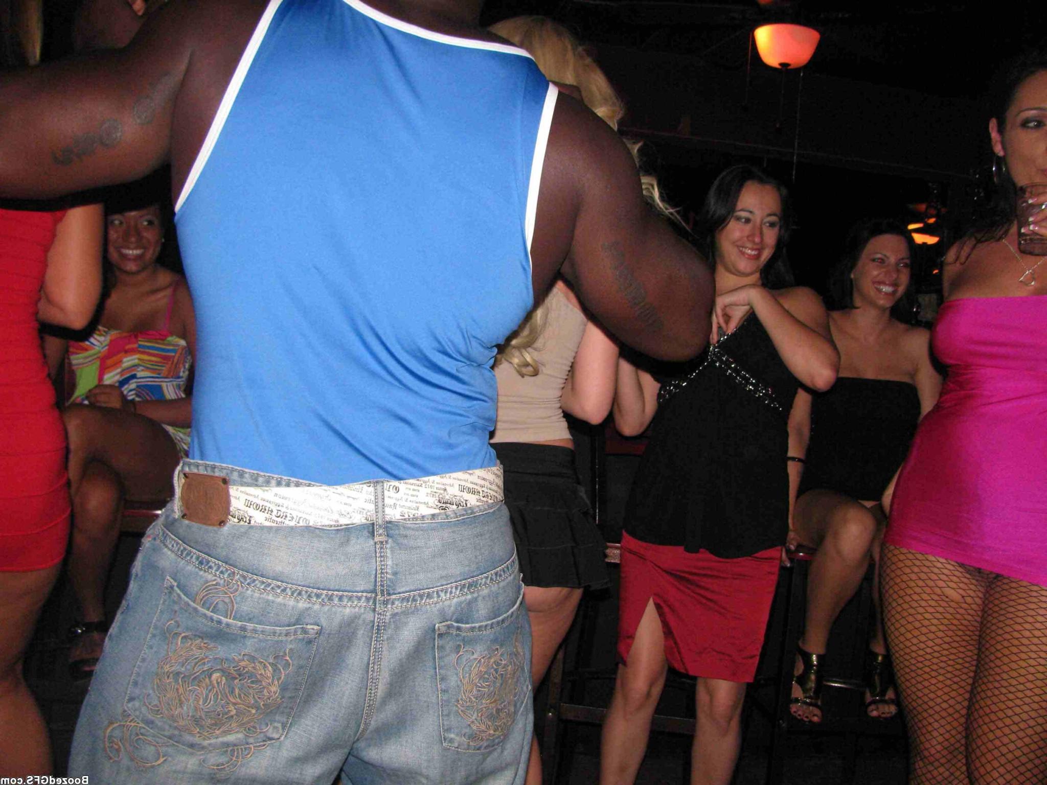 16P Horny male stripper with big cocks screwing chicksat home