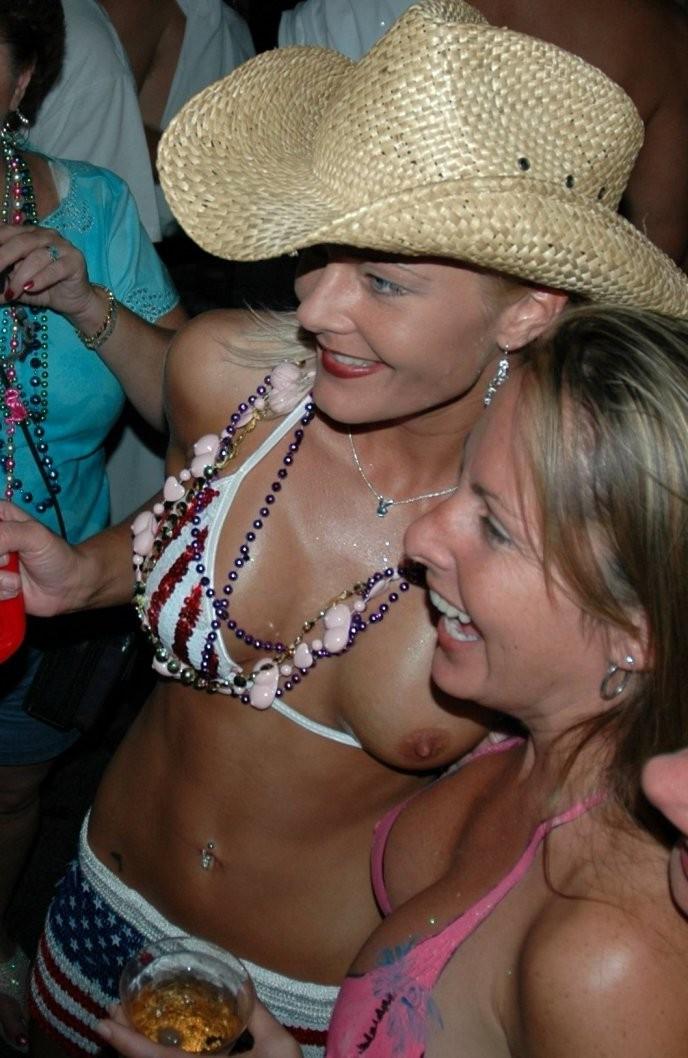 15P Drunk Naked Mardigras Spring Break College Girls Flashing
